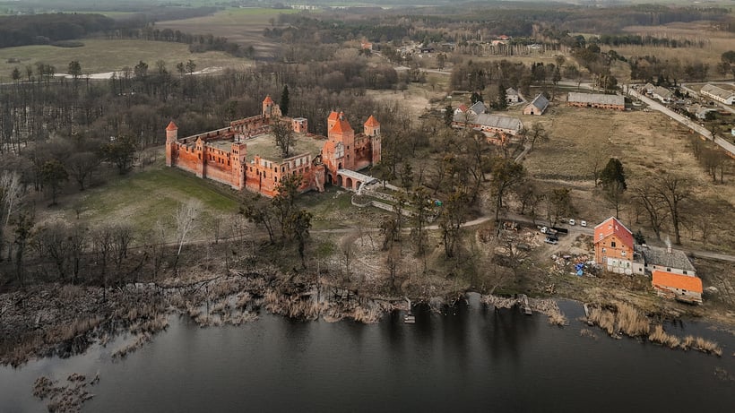 Zamek w Szymbarku. Biuro Nieruchomości ALE DOM w Iławie. Sprzedaj lub kup z nami nieruchomość w Iławie, Olsztynie, Ostródzie, Lubawie, Miłomłynie, Elblągu, Suszu, Kisielicach. Profesjonalne pośrednictwo w obrocie nieruchomościami Michał Rohde.